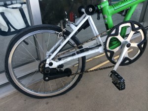 The chain has a spring-loaded device on it to maintain tension.